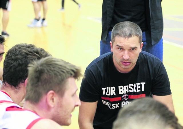 Trener Tura Kamil Zakrzewski (przodem) nie będzie mógł skorzystać w Łowiczu z wielu podstawowych graczy