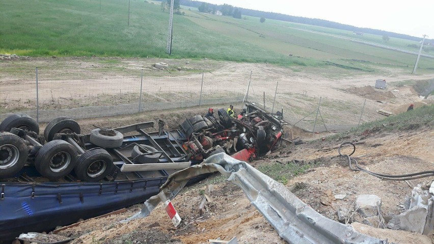 Zambrzyce Króle. Wypadek na DK 8. Tir uderzył w ekran akustyczny