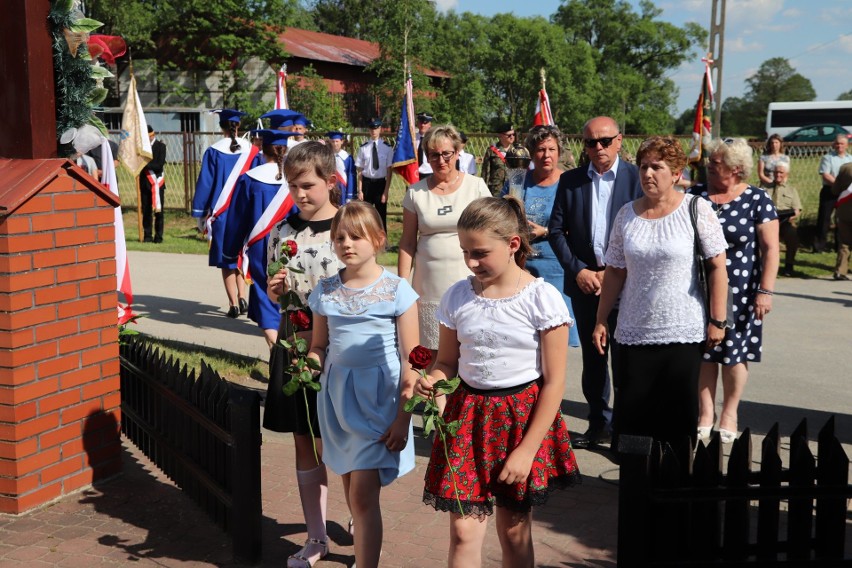 Odsłonili kamień, na którym podczas wojny doszło do tragedii. 75-lecie pacyfikacji Skałki Polskiej w gminie Łopuszno