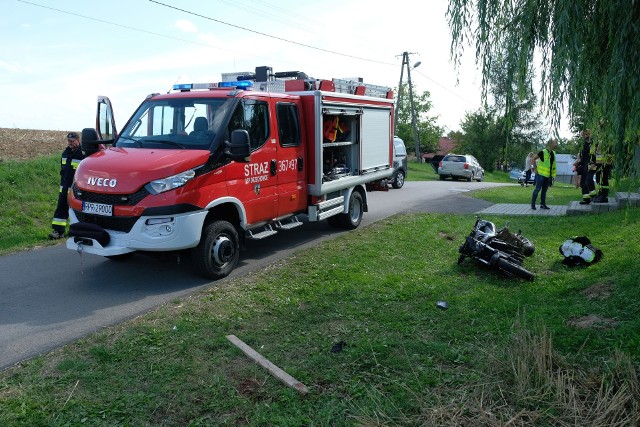 Do wypadku doszło w piątek przed godz. 15 w Orzechowcach w powiecie przemyskim. Kierujący motocyklem zderzył się z toyotą. Motocyklista doznał poważnego urazu nogi, pogotowie ratunkowe przetransportowało go do szpitala. Dokładne okoliczności tego wypadku ustalają policjanci. Aktualizacja, godz. 18.25Ze wstępnych ustaleń policji wynika, że 30-latek na motocyklu marki Honda w trakcie wymijania się z toyotą na wzniesieniu, uderzył w prawy bok tego pojazdu. Do szpitala na badania trafiło także 15-miesięczne dziecko z osobówki. Kierowca toyoty był trzeźwy, a od motocyklisty pobrano krew do badań.ZOBACZ TEŻ: Tragiczny wypadek na obwodnicy Jarosławia. W zderzeniu z audi z ciężarówką zginęła jedna osoba