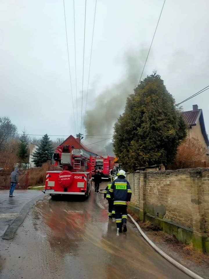 Pożar domu w Świrnie w gminie Bodzechów. Spaliło się całe wyposażenie (ZDJĘCIA)