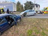 Czołowe zderzenie dwóch aut osobowych w Ocinie. Kierowca z obrażeniami w szpitalu ZDJĘCIA