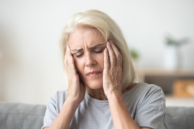 Nagły wzrost ciśnienia może powodować migrenowe bóle głowy oraz zaburzać koncentrację.