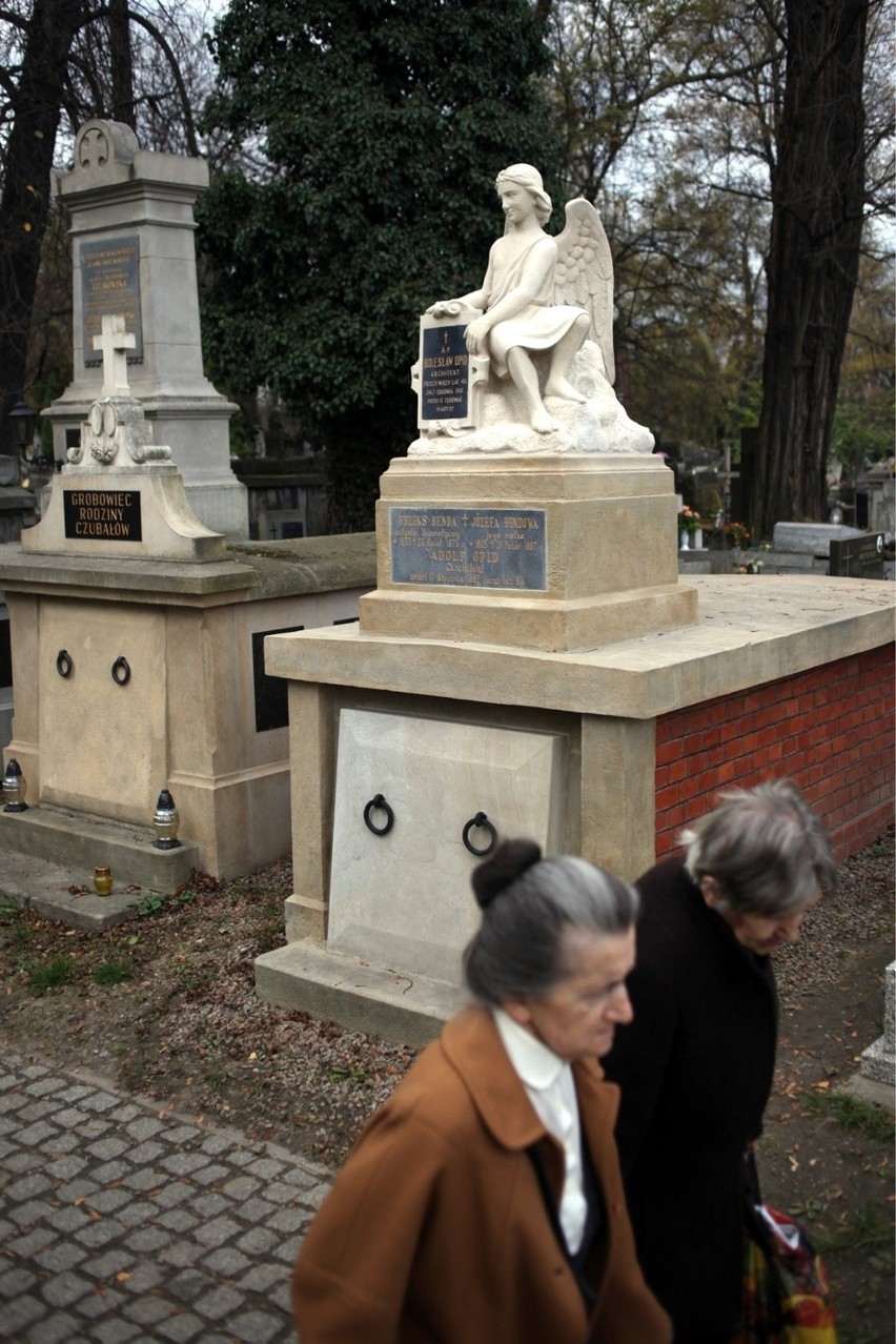 Odnowiony grób rodziny Heleny Modrzejewskiej.