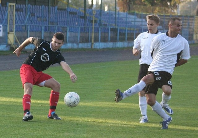 Fragment meczu Lider (czarne koszulki) - Kujawianka Izbica Kuj. 1:1 - liderów tabeli