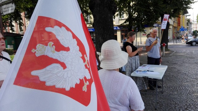 Protestujący zbierali przed ratuszem podpisy i modlili się. „Klątwa” będzie wystawiona w Słupsku dopiero 23 września.