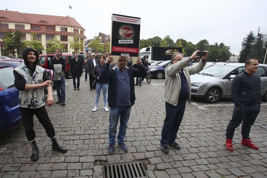 Słupsk: Witajmy uchodźców! Ostra dyskusja i policja