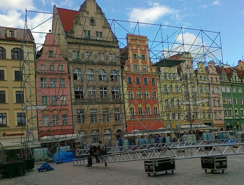 Wrocław: Na Rynku montują ekran na Nowe Horyzonty