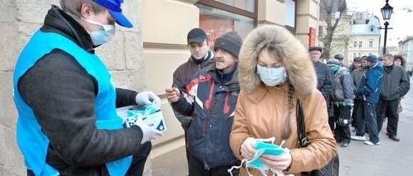 Na Ukrainie panuje epidemia grypy. We Lwowie maseczki rozdawane są na ulicach.