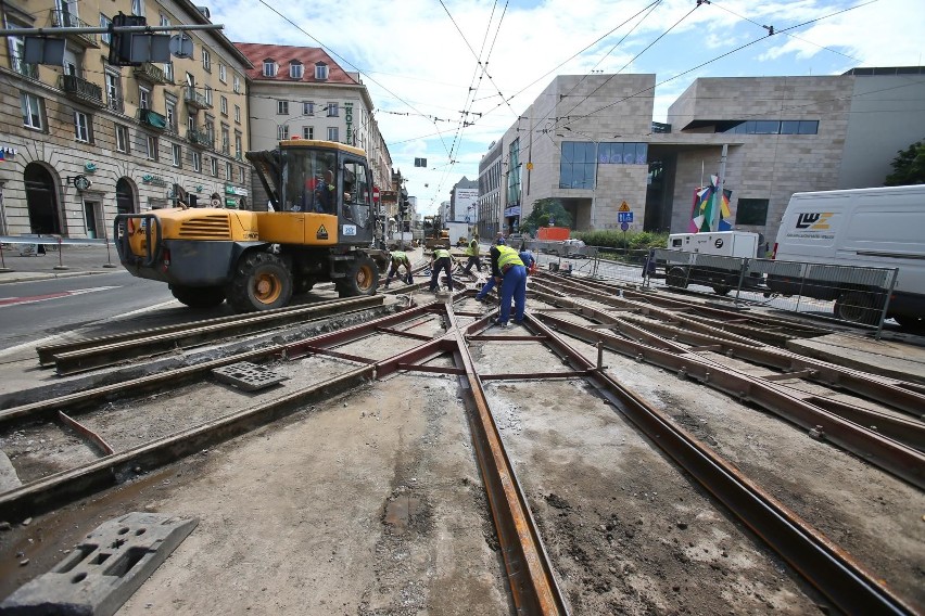 - Żaden tramwaj nie jedzie po swojej stałej trasie, a z 72...