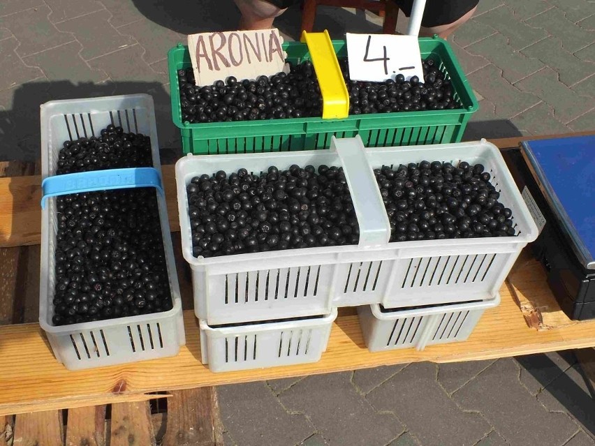 Sobota 20 sierpnia na targowisku w Starachowicach. Jakie ceny owoców i warzyw? Taniej niż w marketach. Zobacz zdjęcia 