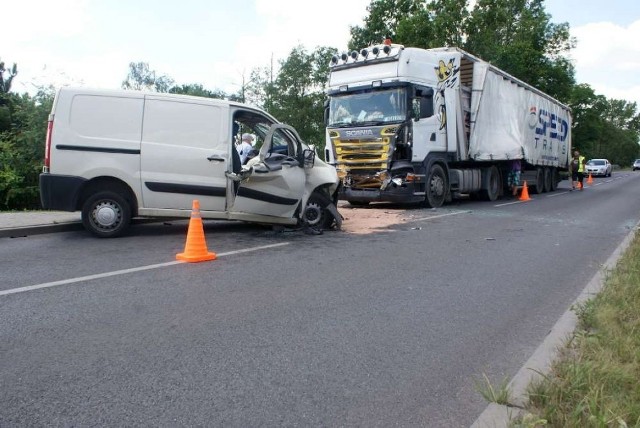 Kalisz: Zderzenie osobówki z ciężarówką. Jedna osoba ranna