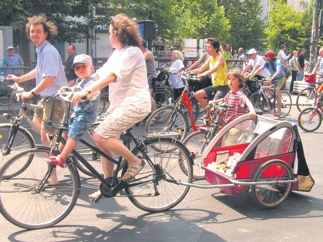 Policjanci rzadko karali za przewóz dzieci w przyczepkach, ale jeśli tylko chcieli mogli to robić, bo taki rodzaj transportu jest jeszcze w Polsce niezgodny z przepisami. W połowie maja ma się to zmienić. Ale warto pamiętać, że przyczepki powinny mieć odpowiednie atesty, by pociechy podróżowały w nich bezpiecznie.