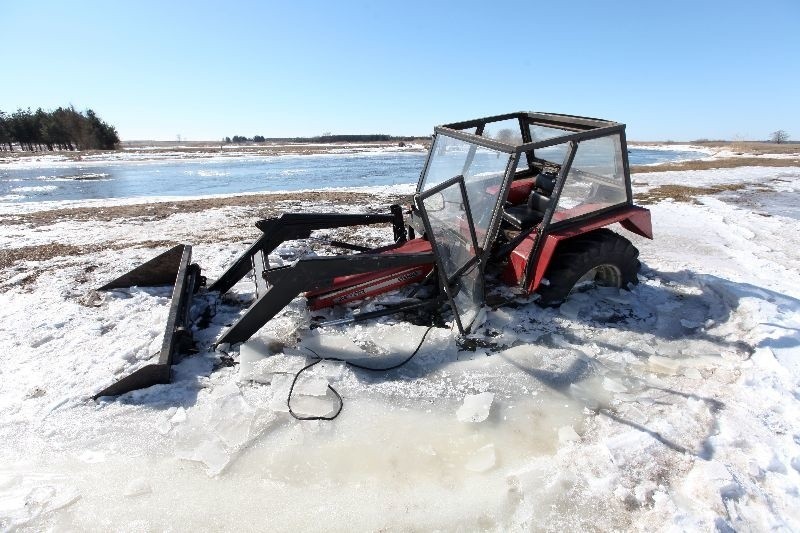 Tykocin - Traktor w rzece Narew