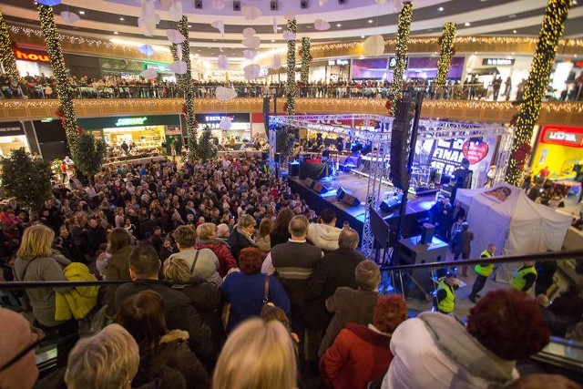 Przy okazji WOŚP w Słupsku zagrał zespół Kombi. Koncert odbył się w CH Jantar.