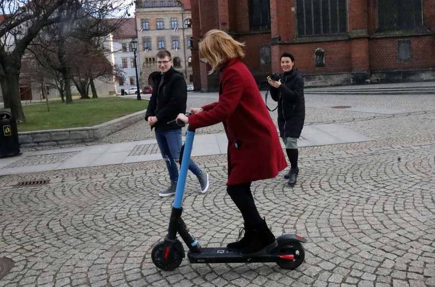 Zdjęcie ilustracyjne W e-hulajnogach zakochali się nie tylko...