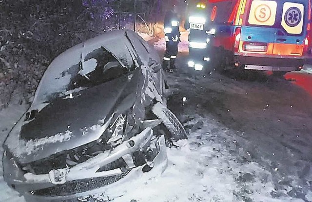 Z powodu śliskich dróg samochody lądowały też w rowach