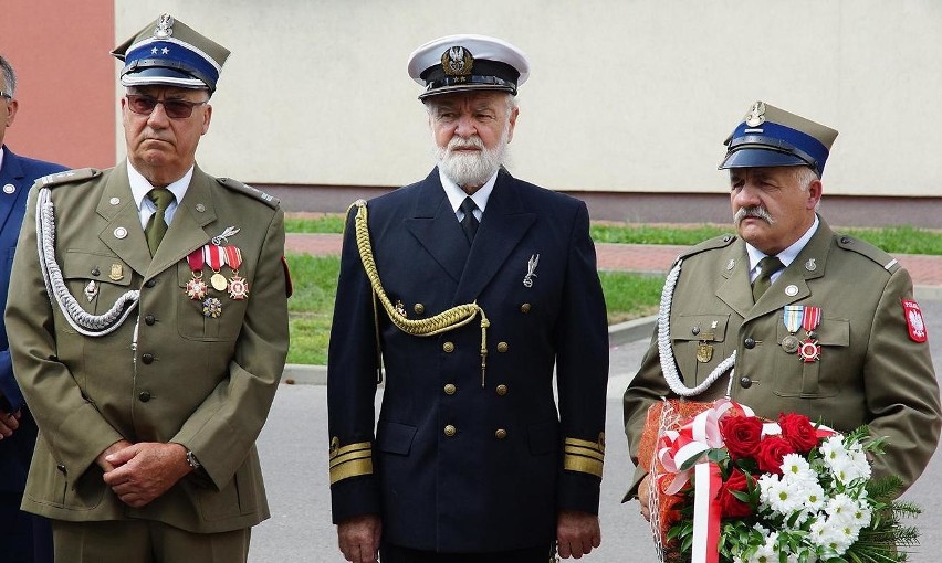 Kazimierscy mundurowi - pierwszy z lewej: prezes Koła numer...