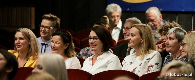 Dzień Edukacji Narodowej w Lubuskim Teatrze w Zielonej Górze - marszałek Elżbieta Anna Polak wręczyła nagrody zasłużonym pedagogom.