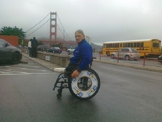 Krzysztof Jarzębski na tle słynnego mostu Golden Gate w San...