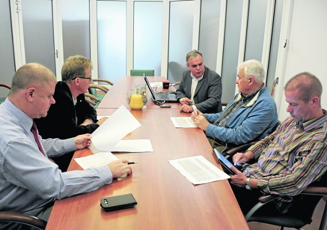 Od lewej: Adam Walicki (Resursa Podlaska), Wojciech Winogrodzki (Podlaski Związek Pracodawców), Wojciech Jarmołowicz ("Kurier Poranny"), Lech Pilecki (Podlaski Klub Biznesu) i Andrzej Parafiniuk (Podlaska Fundacja Rozwoju Regionalnego) w czasie piątkowego spotkania 