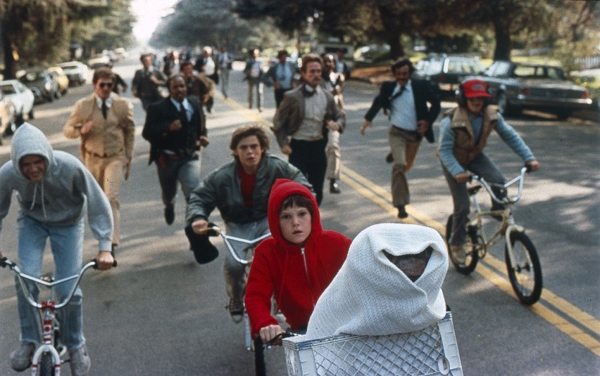 Film "E.T." pojawił się na ekranach w 1982 roku. Opowiada o...