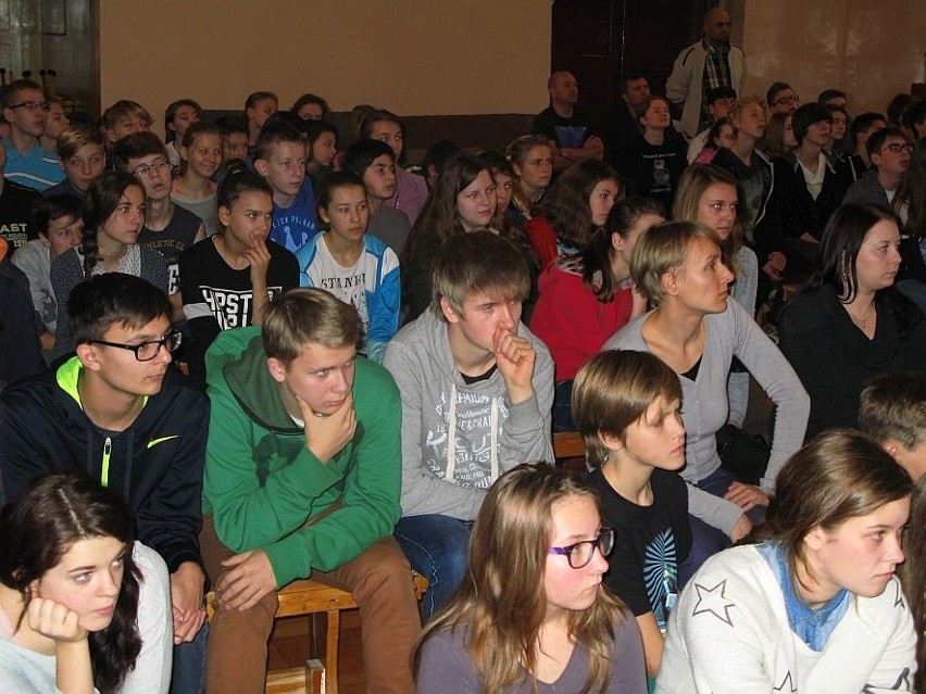 Młodzi ludzie chętnie słuchali opowieści Bartłomieja...
