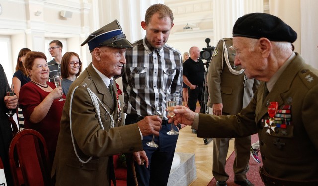 Tadeusz Lutak i Henryk Atemborski odznaczeni Krzyżami Oficerskimi Orderu Odrodzenia Polski.