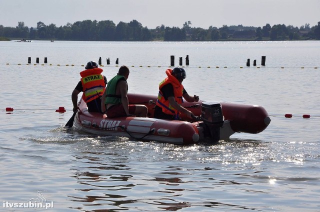 Dziś na miejsce zdarzenia udała się specjalistyczna grupa wodno-nurkowa z Bydgoszczy, a także strażacy z Torunia wyposażeni w sonar. Dwaj zaginieni to mieszkańcy gminy Szubin. Jeden jest mieszkańcem Kowalewa, drugi - Chraplewa.Sonar wskazał ekipie poszukiwawczej kilka miejsc, ale na razie nie znaleziono żadnego z zaginionych. Mimo prowadzonej akcji poszukiwawczej, plaża nie została zamknięta i nie brakuje na niej kąpiących się i wypoczywających na kocykach. Tylko w dali widać łodzie ze strażakami. We wtorek poszukiwania zakończono około godziny 21. W środę do Wąsosza zostaną sprowadzone dwa psy przeszkolone do poszukiwania. W akcję włączą się też WOPR-owcy z Kruszwicy.Zobacz koniecznie: Uważaj! Skuteczna egzekucja komornicza może pozostawić cię z niczym