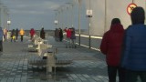W Kołobrzegu stan alarmowy z powodu sztormu na Bałtyku. Zamknięta głowica molo i cofka w porcie [WIDEO]