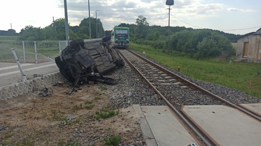 Orlanka. Seat wjechał pod pociąg na trasie Orla-Szczyty. Jedna osoba poszkodowana. Ruch na miejscu zdarzenia wstrzymany [ZDJĘCIA]