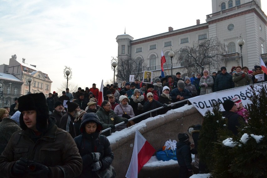 Manifestacja KOD w Bielsku-Białej. Mróz, demokracja, narodowcy i... poseł Pięta [ZDJĘCIA]