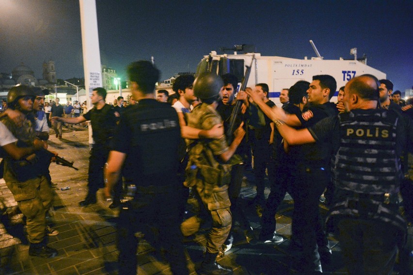 Próba zamachu stanu w Turcji nie powiodła się. Prezydent: "Spiskowcy zostaną ukarani" (ZDJĘCIA)
