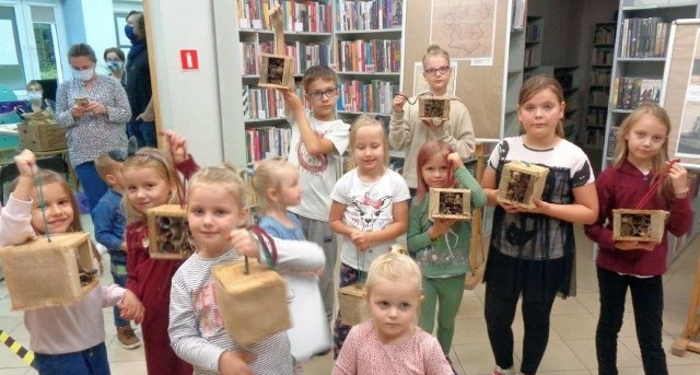 Mali uczestnicy zajęć w  Filii nr 1 Biblioteki Miejskiej  im. Jana Kasprowicza  w Inowrocławiu z dumą prezentują zrobione przez siebie domki dla owadów