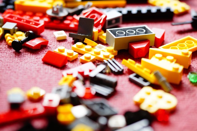 Chyba każdy rodzic zna ten ból, gdy przez przypadek stanie się na klocek Lego. Firma wyszła więc naprzeciw ich potrzebom. W 2015 roku pojawiła się limitowana kolekcja kapci, które chronią stopę przed stanięciem na klocek.