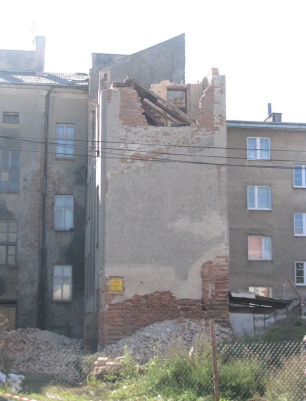 Katastrofa budowlana. Zawaliła się ściana budynku. Mężczyzna spadł z wysokości (zdjęcia)