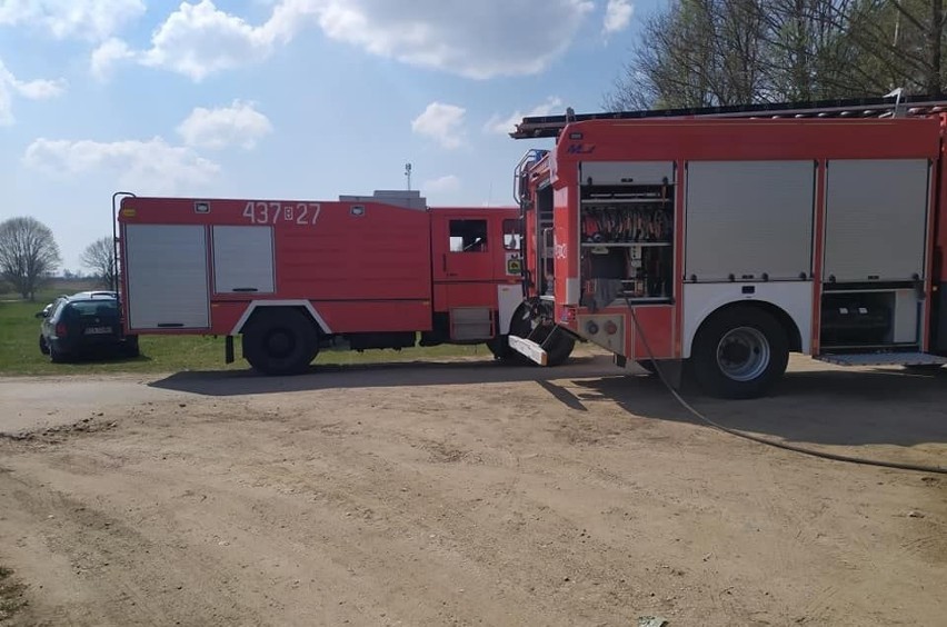Strażacy z OSP Nowokornino gasili pożar osobowego suzuki