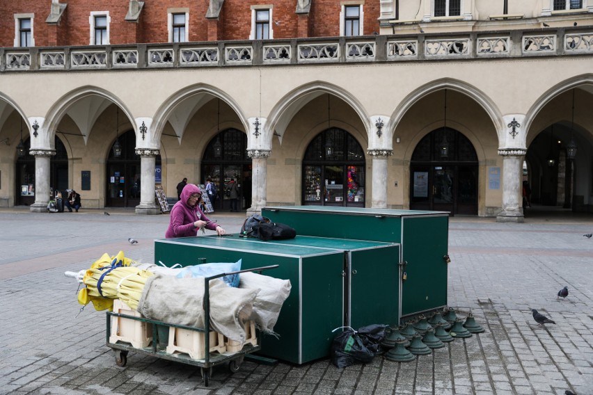 Koronawirus w Krakowie. Opustoszałe ulice, ludzie w maseczkach i szturm na sklepy. Kraków w wielu miejscach jak miasto widmo [ZDJĘCIA]