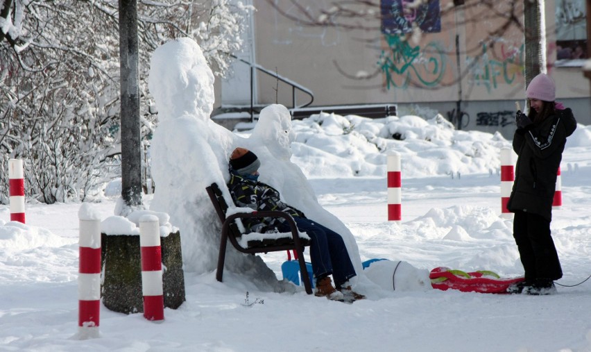Biała zima zawitała do Grudziądza. Dużo radości dla dzieciaków na osiedlu Strzemięcin. Zobacz zdjęcia