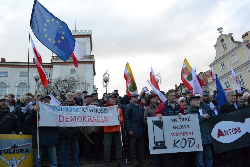 Manifestacja Komitetu Obrony Demokracji w Bielsku-Białej [ZDJĘCIA, WIDEO]