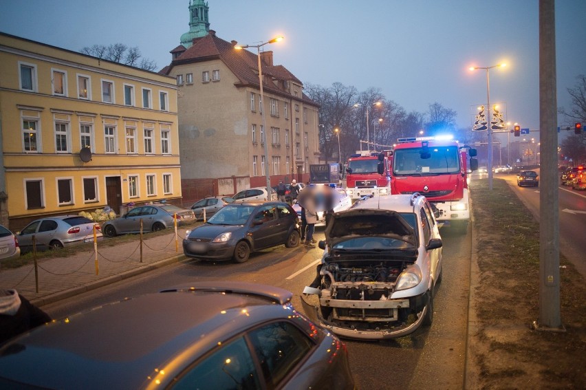 Siedem rozbitych samochodów i zablokowany wiadukt w Lesznie...