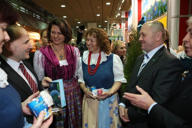 W uroczystości otwarcia targów wziął udział wicemarszałek województwa Józef Kotyś, który na opolskim stoisku spotkał się m.in. z ministrami rolnictwa Polski i Niemiec – Markiem Sawickim i Ilse Aigner. (fot. UMWO)