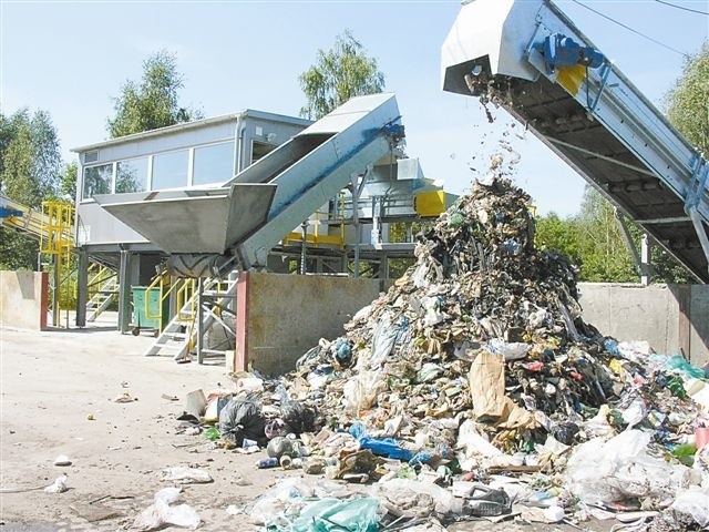 Z tej góry śmieci nasi pracownicy będą wyciągali surowce wtórne - opisuje Mieczysław Rudnicki. (fot. Jarosław Staśkiewicz)