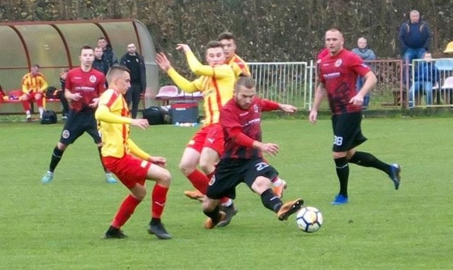 Rezerwy Korony Kielce przegrały z Wólczanką Wólka Pełkińska 0:2 w meczu o trzecioligowe punkty. Drugi występ w Koronie II zaliczył Nemanja Miletić. Po przerwie spowodowanej urazem zagrał też Bartosz Prętnik.Zapraszamy do obejrzenia galerii zdjęć z tego pojedynku. Wólczanka Wólka Pełkińska - Korona II Kielce 2:0 (0:0)Bramki: Dawid Olejarka 51, Krzysztof Pietluch 78.Korona II: Osobiński - Więckowski, Dziubek (75. Bujak), Prętnik, Miletić - Górski (37. Petrović), Zalazar, Sowiński (79. Kaczmarski), Jopkiewicz (58. P. Lisowski), D. Lisowski - Piróg (69. Szelągowski).Wólczanka: Kubik – Łazarz, Wrona, Basista, Mazurek – Kądziołka (66 Kocur), Olejarka, Tabor (16 Khorolski), Podstolak Ż, Kłos (87 Szczypek) – Pietluch (90 Matofij). Sędziował: Mateusz Czerwień (Kraków). Widzów 500.(dor)