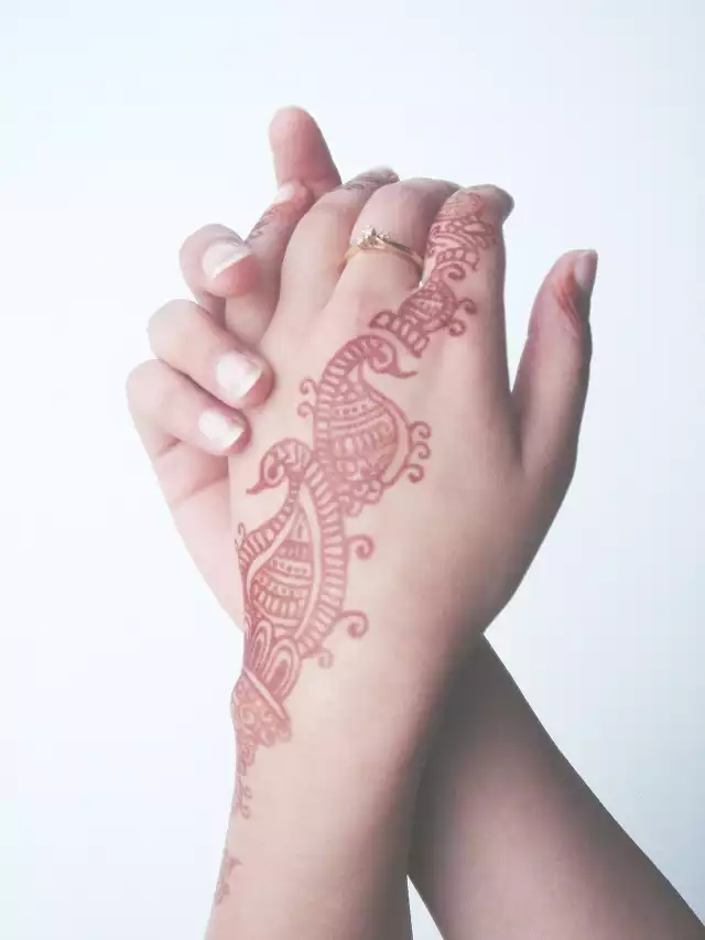Naturalna henna ma kolor brunatno-brązowy bądź zielony i ziołowy zapach.