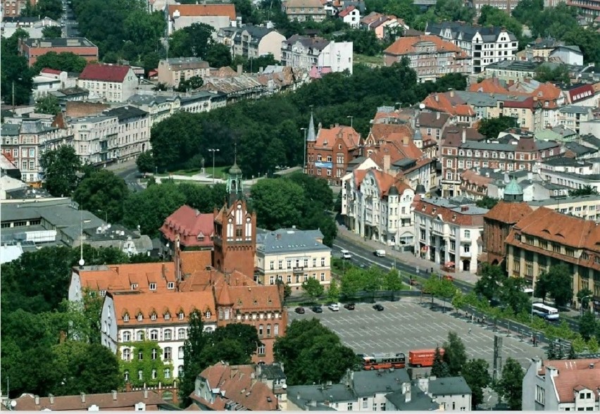 Widok na ratusz i pl. Zwycięstwa.