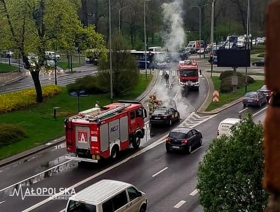 Kraków. Pożar taksówki na Alejach Trzech Wieszczów [ZDJĘCIA]