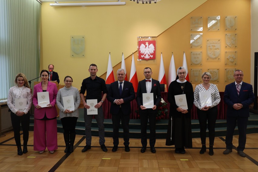 W Opolskim Urzędzie Wojewódzkim wręczono pedagogom awanse na...