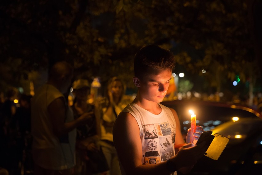 „Łańcuch światła” pod sądami połączył tysiące krakowian [ZDJĘCIA]