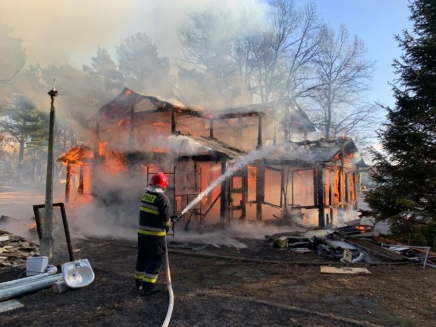 Pożar w Dąbkach 16.01.2020 r. Spłonął dom letniskowy na ul. Darłowskiej [zdjęcia]